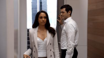 El colgante Ginette de Nueva York en forma de cabeza de lobo de Rachel Zane (Meghan Markle) en la serie Suits: Custom Lawyers S04E06