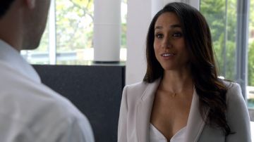 The pendant in the shape of a téte wolf of Rachel Zane (Meghan Markle) in the series Suits : the Lawyers-to-measure S04E06