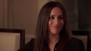 The necklace with several triangles of Rachel Zane (Meghan Markle) in the series Suits : the Lawyers-to-measure S07E09