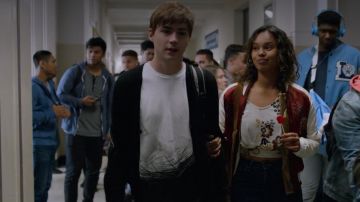 Le t-shirt blanc à motifs noirs de Alex Standall (Miles Heizer) dans 13 Reasons Why S02E01