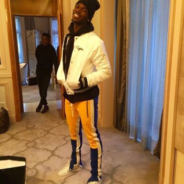 Le pantalon jaune et bleu Fear Of God X Complexcon de Paul Pogba sur son compte Instagram