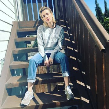 New Balance Essentials Club d'athlétisme de l'Équipage sweat-shirt porté par Emma Roberts sur Instagram