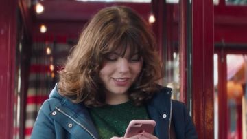Le manteau parka bleu de Tamara (Heloïse Martin) dans Tamara Vol.2