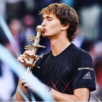 Camiseta Adidas Performance Barricade usada por Sacha / Alexander Zverev en Instagram