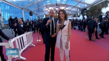 El pantalón rosa y negro de Laurie Cholewa en Les marches de Canal+ del 17/05/2018