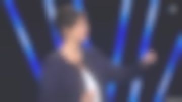 The navy jacket with grommets Carinne Teyssandier in 8 chances to win it all ! the 20/05/2018