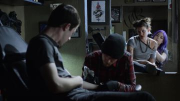 Le t-shirt gris Urban Outfitters de Skye Miller (Sosie Bacon) dans 13 Reasons Why S02E01