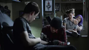 Le t-shirt gris Urban Outfitters de Skye Miller (Sosie Bacon) dans 13 Reasons Why S02E01