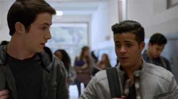 The jacket faded gray G-Star Tony Padilla (Christian Navarro) in 13 Reasons Why S02E01