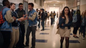 El vestido floral de Urban Outfitters de Hannah Baker (Katherine Langford) en 13 Reasons Why S02E01