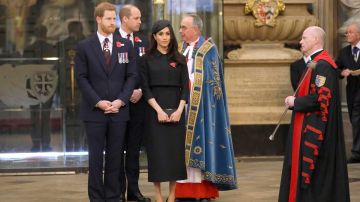 El clutch negro y dorado jimmy Choo de Meghan Markle el 25 de abril de 2018