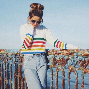Suéter blanco a rayas arco iris de Zoella (Zoe Sugg) en su cuenta de Instagram