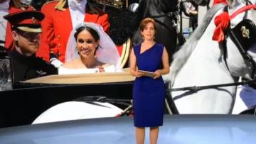 El vestido azul cuello asimétrico de Natalie Renoux en Las 19:45 de M6 del 19/05/2018