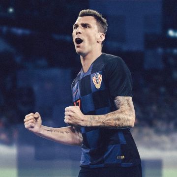Le maillot officiel Nike extérieur de l'Équipe de Croatie pour la Coupe du Monde 2018 porté par Mario Mandžukić sur Instagram