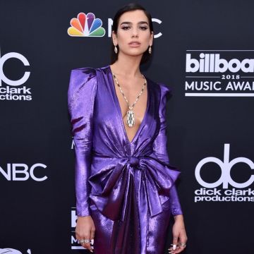 La robe violette Alexandre Vauthier de Dua Lipa lors de la cérémonie des Billboard Music Awards
