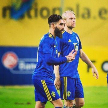 La camiseta oficial de Adidas de visitante del Equipo de Suecia para la Copa del Mundo 2018 usada por Jimmy Durmaz en Instagram
