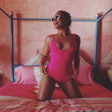 The swimsuit One-Piece pink Demi Lovato seen on his account Instagram