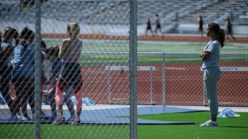 Rose gazelle low top suede sneakers porté par Jessica Devis (Alisha Boe) comme on le voit dans les 13 raisons pour lesquelles S02E01