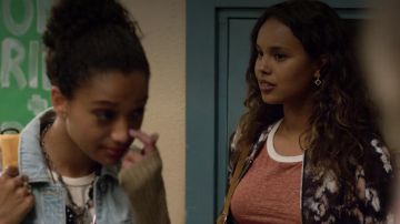 The pink t-shirt and white Gap worn by Jessica Quote (Alisha Boe) in 13 reasons why S02E02