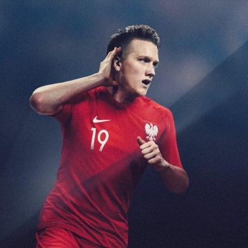 La camiseta oficial de Nike del equipo polaco para la Copa del Mundo 2018 usada por Piotr Zieliński en Instagram