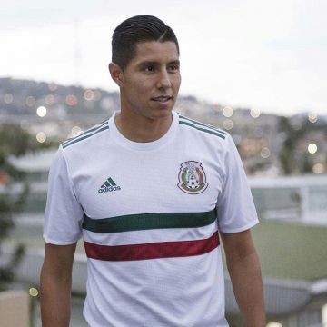 Le maillot Adidas officiel extérieur de l'Équipe du Mexique pour la Coupe du Monde 2018 porté par Hugo Ayala sur Instagram