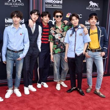 Morsa beige de RM y mocasines de cuero con flecos en los Billboard Music Awards