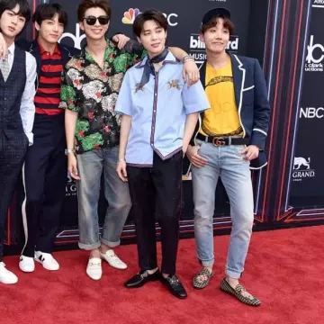 Black loafers Gucci Jimin at the Billboard Music Awards