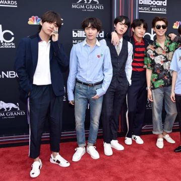 Zapatillas estrella blanca de V en los Billboard Music Awards