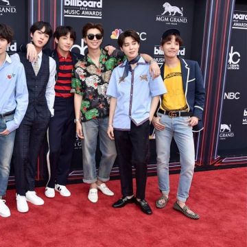 Chaqueta azul y blanca (BTS) de J-Hope en los Bilboard Music Awards