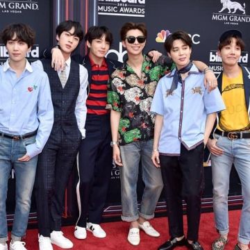 Polo rojo y azul de JK en los Billboard Music Awards