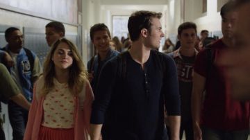 The t-shirt flamingo pink Chloe (Anne Winters) in 13 reasons why S02E04