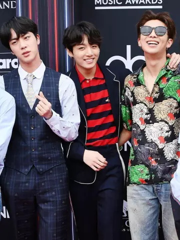 La chemise Cambridge Gucci avec abeille en fil coupé portée par Jin des BTS aux Billboard Music Awards 2018