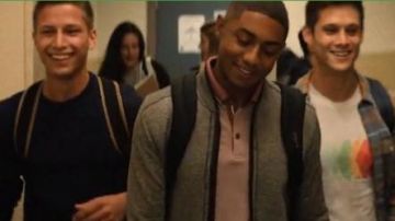 Ted Baker Pedro Haut de Polo porté par Marcus Cole (Steven Silver) comme on le voit dans les 13 raisons pour lesquelles S02E04