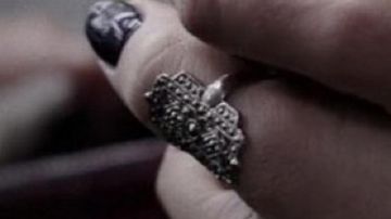 El anillo de Vanessa Carlysle (Morena Baccarin) en Deadpool
