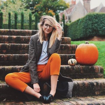 El largo abrigo a cuadros marrón de Zoella (Zoe Sugg)