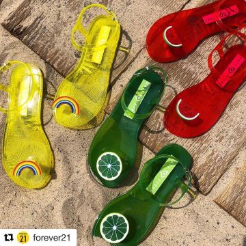 Sandals green lemon by Katy Perry on his account Instagram