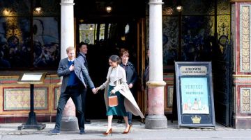 Los zapatos de tacón Jimmy Choo de Meghan Markle durante su visita a Belfast el 23/03/2018