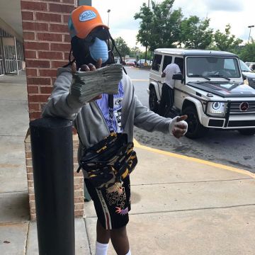 la casquette Orange Von Dutch Trucker 92 Casquette portée par Décalage sur son compte Instagram