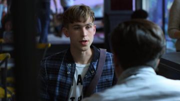 Vivienne Westwood Anglomania Tartan Berry Bomber Jacket usada por Ryan Shaver (Tommy Dorfman) como se ve en 13 Reasons Why S02E01
