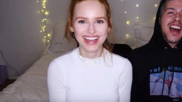 Missguided blanc crop top col haut Madelaine Petsh dans sa vidéo sur youtube "Comment est-ce que mon copain sais RIVERDALE? Partie 2"