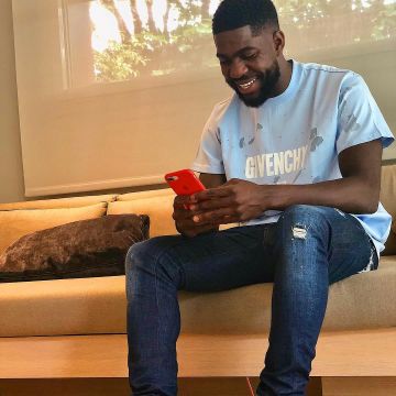 The t-shirt Givenchy Paris destroyed from Samuel Umtiti on a post-Instagram