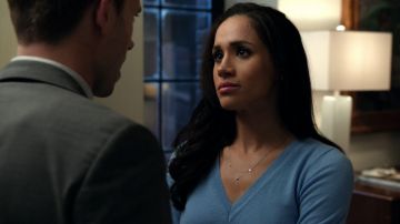 The collar of Rachel Zane (Meghan Markle) in the series Suits : the Lawyers-to-measure S03E01