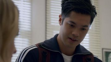 La veste noire Adidas Originals porté par Zach Dempsey (Ross Butler) dans 13 reasons why S02E09
