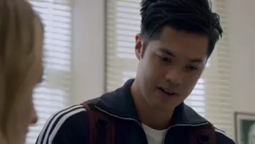 La veste noire Adidas Originals porté par Zach Dempsey (Ross Butler) dans 13 reasons why S02E09