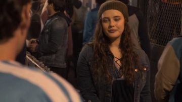 Le top bleu marine porté par Hannah Baker (Katherine Langford) dans 13 reasons why S02E11