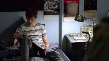 Le t-shirt rayé camouflage de Alex Standall (Miles Heizer) dans 13 reasons Why S02E01