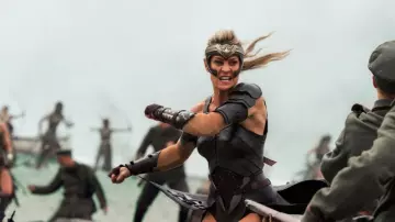 An­tiope's (Ro­bin Wright) throwing knives as seen in Won­der Wo­man