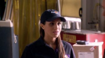 Polo expreso de FedEx usado por Jamie (Meghan Markle) como se ve en Horrible Bosses