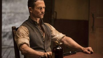 Chaqueta militar del Mayor Craddock (Jonathan Tucker) como se ve en Westworld 2x04