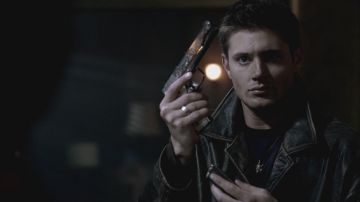 The replica of the Colt M1911A1 by Dean Winchester (Jensen Ackles) in the series Supernatural S08E11